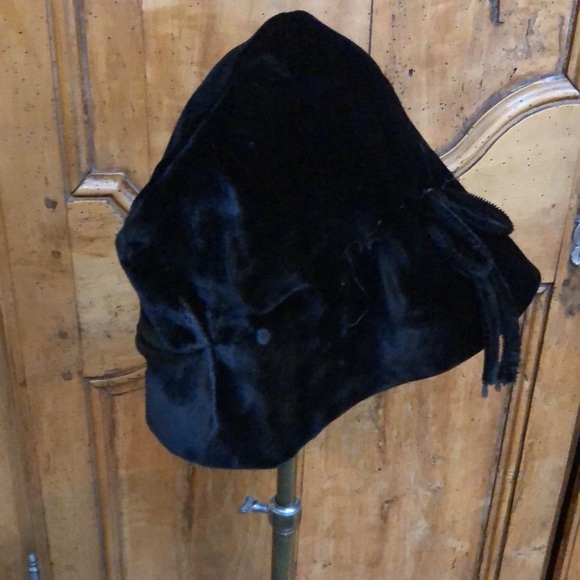 ❄️VINTAGE BLACK VELVET HAT - ASYMMETRICAL DESIGN.  SHORTER IN BACK THAN FRONT❄️ - Picture 3 of 5